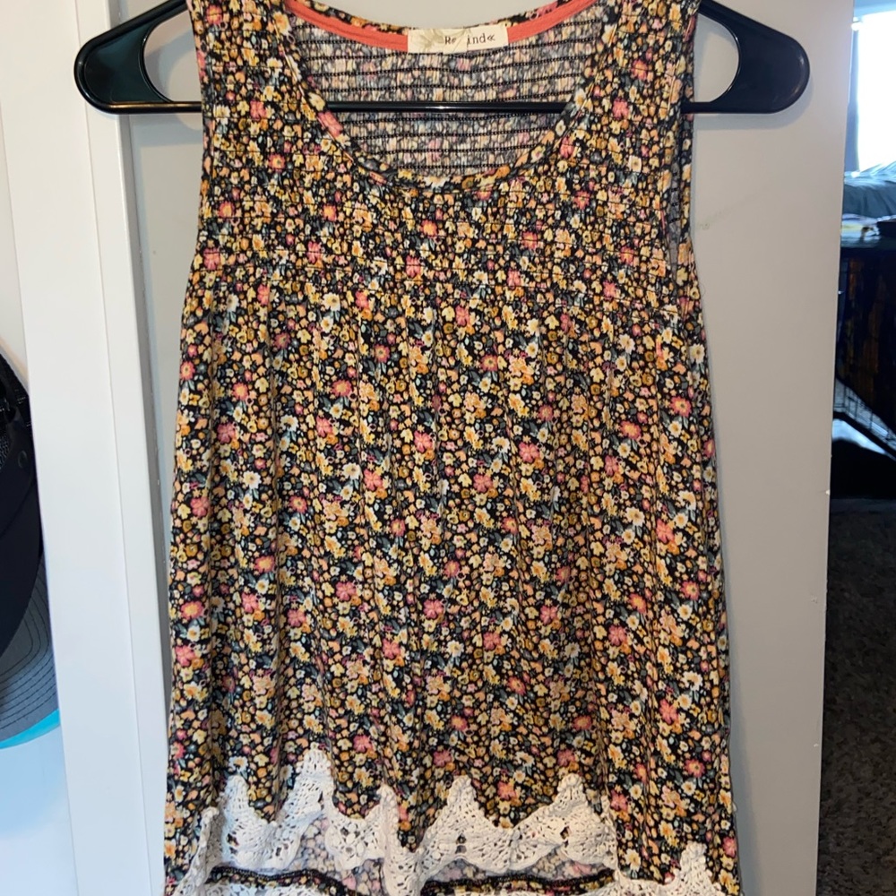 Flower design with lace on bottom.